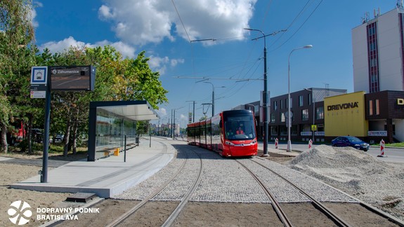 V Rači zmodernizovali električkovú trať pri Záhumeniciach