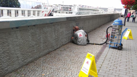 Staré Mesto vyčistilo protipovodňový múr na nábreží od čmáraníc a grafity