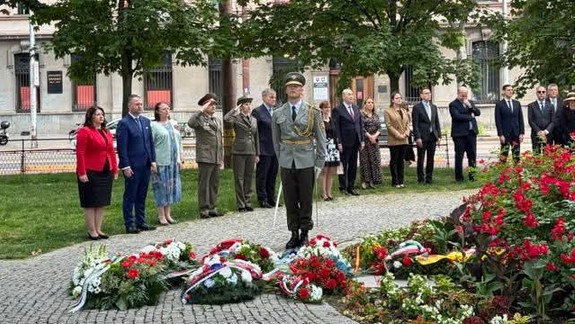 Bulharská veľvyslankyňa položila na Vajanského nábreží vence k soche partizánov