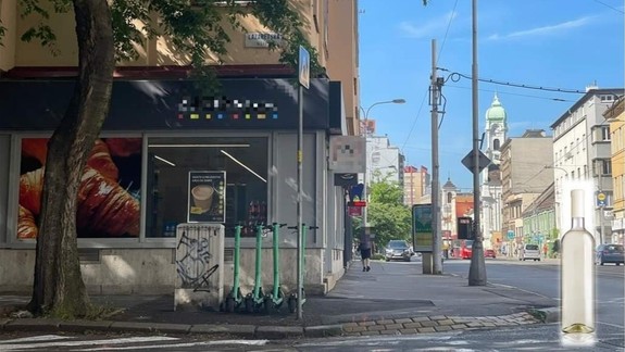 Policajti zadržali muža, ktorý pil v potravinách víno bez zaplatenia