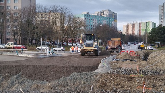 Pre výstavbu električkovej trate budú na Romanovej do konca júla dopravné obmedzenia
