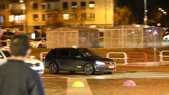 VIDEO: Hľadá sa taxikár, na ktorého strieľali mestskí policajti, pretože sa chcel vyhnúť kontrole a ohrozoval ich!