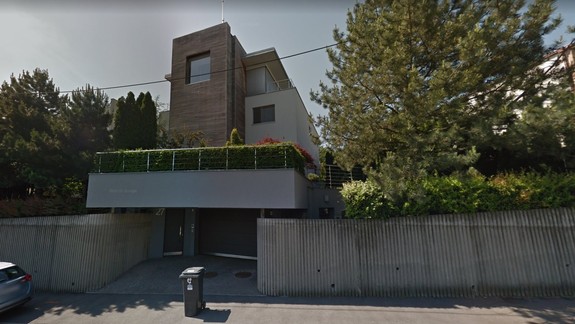 Čo sa stalo? Polícia ráno našla v dome mŕtveho muža, má ísť o známeho podnikateľa