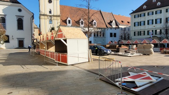 Vyrástli prvé stánky, na Hlavnom námestí už pripravujú vianočné trhy