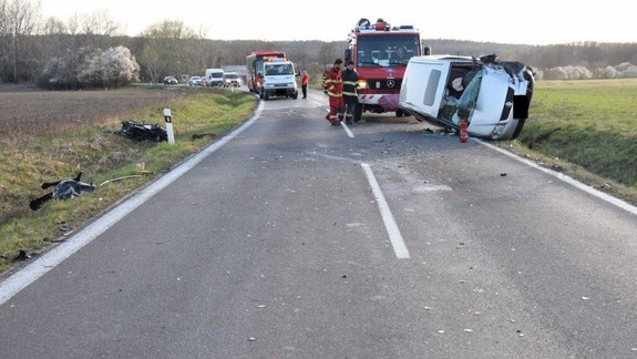 FOTO Nehoda: Motorkár prešiel do protismeru a zrazil sa s autom
