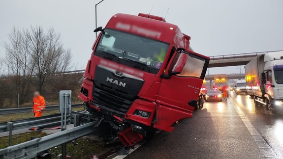 Pred Bratislavou vyletel na diaľnici kamión na zvodidlá