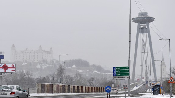 Sneh spôsobil problémy aj na Moste SNP - policajti ho museli pre osobnú dopravu uzavrieť!
