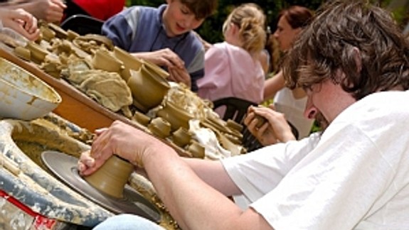 Vo Vajnoroch sa deti a dospelí učia základy remeselných techník