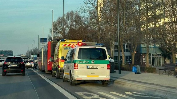 Pád vo vozidle MHD: Premávku autobusu linky 93 museli pre zranenie cestujúcej prerušiť