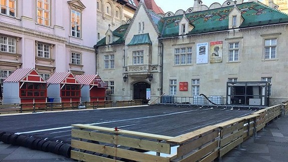 FOTO Na Primaciálnom námestí už stavajú klzisko