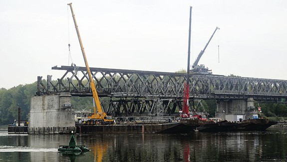 Starý most rozoberajú tri žeriavy, snažia sa znížiť doterajšie meškanie