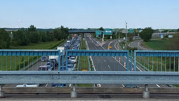 NDS upozorňuje motoristov na dopravné obmedzenia na diaľnici D2 pri Jarovciach