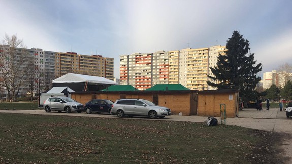 FOTO: Petržalský Stonehenge nepomohol - autá jazdia na miestne vianočné trhy po trávniku aj chodníkoch!