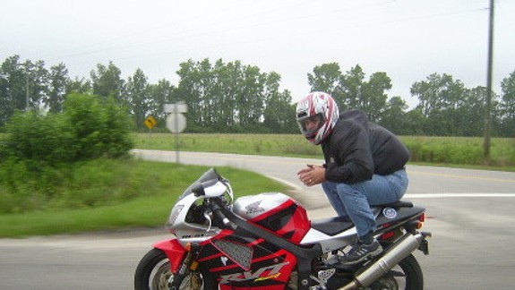 Motocyklista jazdil pod vplyvom alkoholu a ešte aj sedel na blatníku