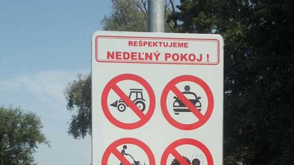 V Záhorskej Bystrici sa usilujú zaviesť nedeľný pokoj - vyrobili aj špeciálne informačné tabule!