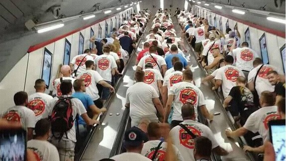 VIDEO: Pre vyčínanie fanúšikov Slovana museli vo Viedni zastaviť aj premávku metra