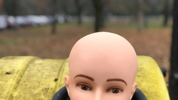 Z kontajnera nachádzajúceho sa na Ostredkoch dnes trčala hlava!