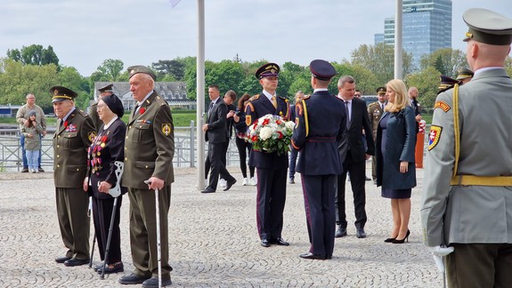 FOTO a VIDEO: Najvyšší ústavní činitelia položili vence pri pamätníku Hrob neznámeho vojaka