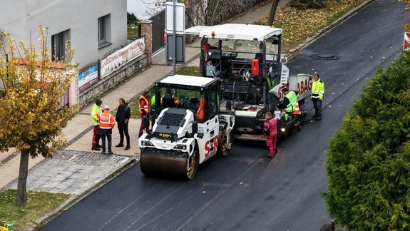 Bude prvý na Slovensku: Župa testuje v Malinove asfalt s prímesami cigaretových ohorkov