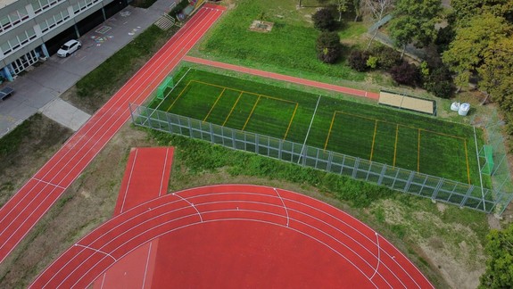 Dúbravka má nový atletický areál, pokrstia ho športom