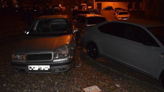 Opitý vodič v Petržalke prešiel do protismeru a narážal do zaparkovaných áut