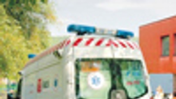 Vodič prežil nehodu a zomrel, až keď vystúpil z auta