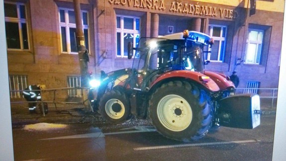 Pri SAV narazil do stĺpa traktor, premávka trolejbusov je obmedzená, tvoria sa kolóny