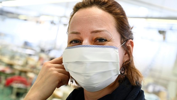 Rúška pre staromestských seniorov ušije chránená dielňa