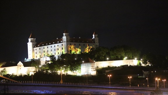 FOTO a VIDEO: Bratislavský hrad v piatok večer zachvátil oheň - mal nám pripomenúť smutné výročie...