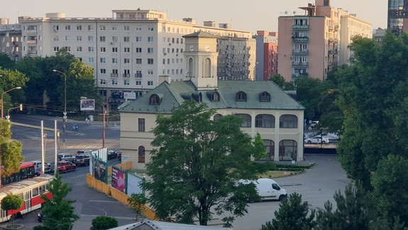FOTO: Stará električka ako kultúrny stánok medzi Tržnicou a Konskou železnicou už nie je - kam ju odviezli?