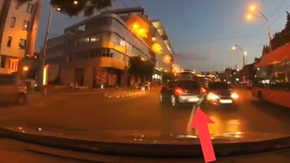 VIDEO: Kto to bol? Hľadajú vodiča BMW, ktorý jazdou v protismere spôsobil nehodu a ušiel