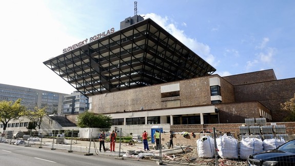 Bratislavská mestská dlažba nahrádza asfalt aj pred obrátenou pyramídou