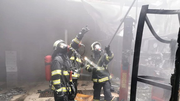 FOTO: Bratislavskí hasiči lokalizovali požiar predajne pre motoristov na Bajkalskej ulici