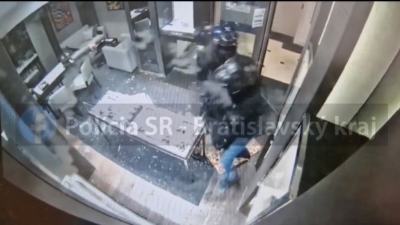 Prvého z trojice lupičov z predajne luxusných hodiniek v hoteli Carlton už zadržali