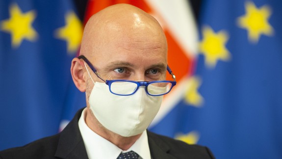 Vyučovanie na školách nebude do odvolania, písomné maturity sa rušia