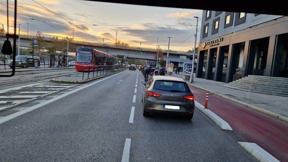 Rozumiete tomu? Skupina cyklistov ignorovala známu cyklotrasu na nábreží a jazdila v pruhu pre autá