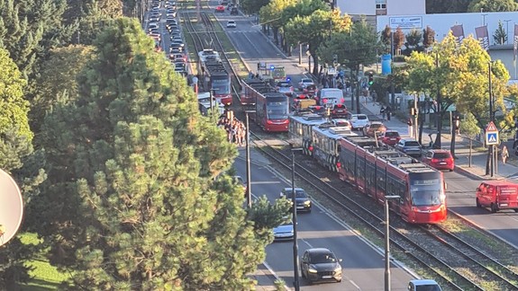 Električky na linke 3 museli pre dopravnú nehodu odkloniť
