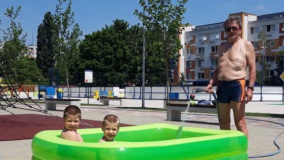 FOTO: Vďaka ochotnému správcovi sa deti na ihrisku vo Vrakuni môžu aj okúpať!