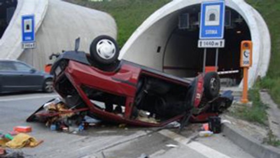 Pri stredajšej nehode pred tunelom Sitina úradoval alkohol