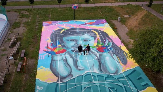 Takto ožíva verejný priestor: Sivú asfaltovú plochu premenili na žiarivé miesto