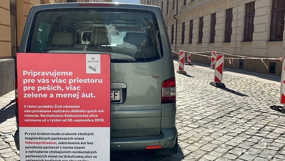 Na Klobučníckej rušia parkovacie miesta, chodci získajú viac priestoru