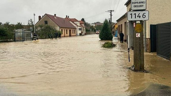 VIDEO: V Devínskej Novej Vsi a v Kuchyni evakuujú obyvateľov