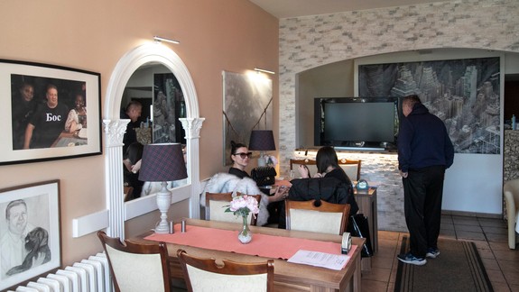 Zaujímavá reštaurácia uprostred petržalského sídliska: Hrá v nej srbské rádio a podávajú srbské špeciality