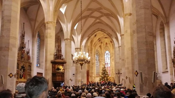 VIDEO: Vianočný koncert umeleckých telies Adoremus a Warchalovci potešil plnú Katedrálu svätého Martina