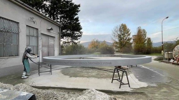 Už je hotové: Nadrozmerné umelecké dielo dnes letecky dopravia na Rázusovo nábrežie