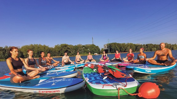 Jogíni na doskách na jazere priťahujú pozornosť, vyskúšajte si to aj vy