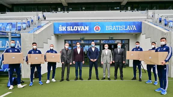 FOTO: Futbalový klub ŠK Slovan venoval obyvateľom Bratislavy tisícky nedostatkových respirátorov
