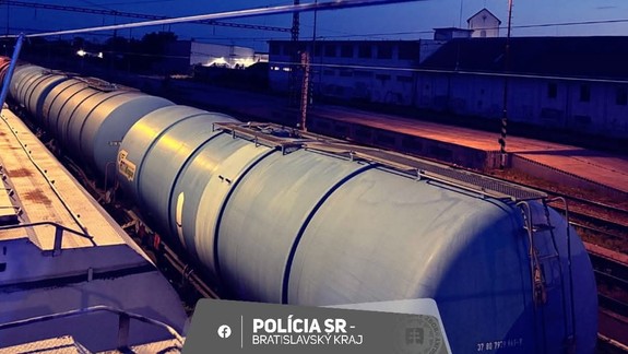 Zbytočné nešťastie: Muža pohybujúceho sa po odstavenom vozni v Malackách vážne zranil elektrický prúd