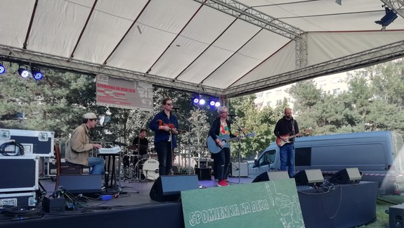 V Dúbravke sa dnes spomína na Deža Ursinyho,  hrajú aj legendárne bratislavské kapely