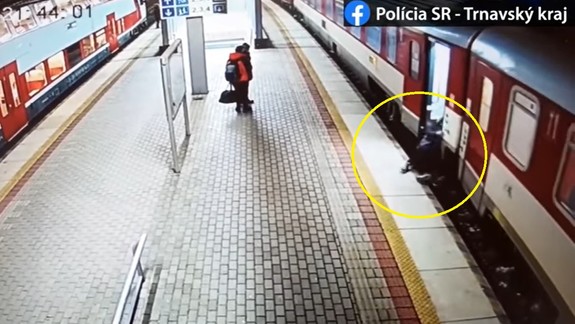 VIDEO: 73-ročná žena sa pokúsila nastúpiť do rozbiehajúceho sa rýchliku a takto to dopadlo!